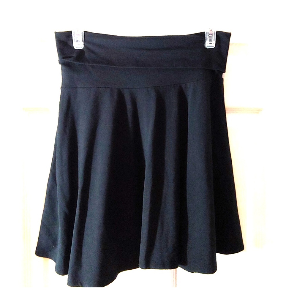 NWOT * Super Cute Black Short Flowy Skirt * Size S
